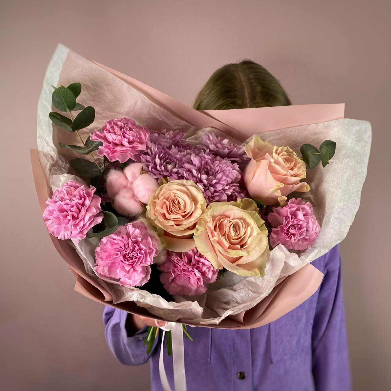 Букет из нежных хризантем, роз, диантусов с эвкалиптом. Букет 69 Scandi Flora