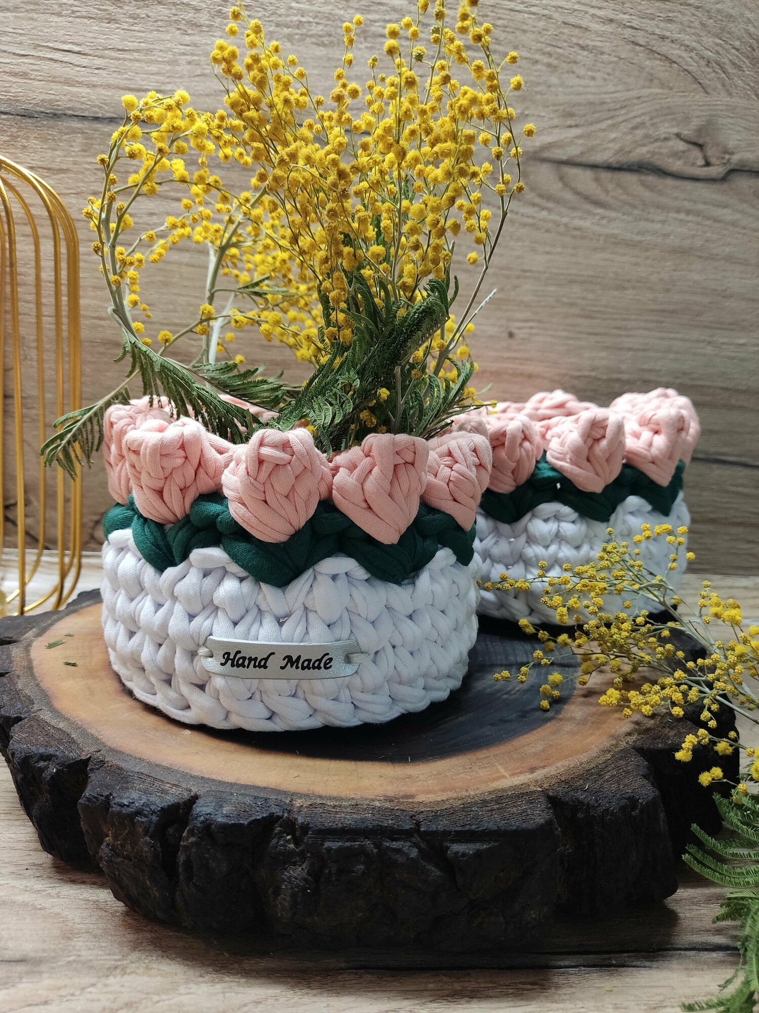 Вязаная корзина с тюльпанами для хранения