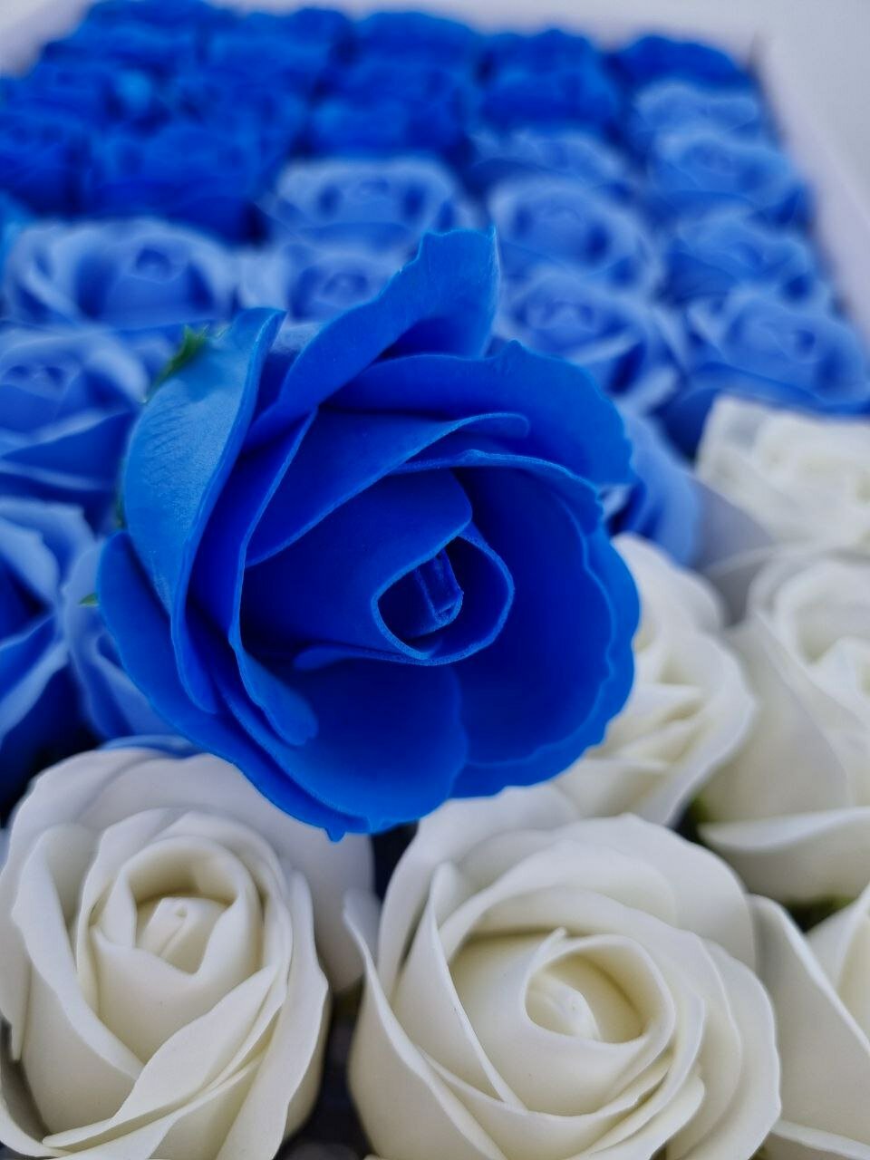 Цветы из мыльного полотна. Розы трехслойные микс. Голубой, синий, кремовый
