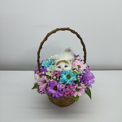 Цветочная композиция Кошка в лукошке 2.0