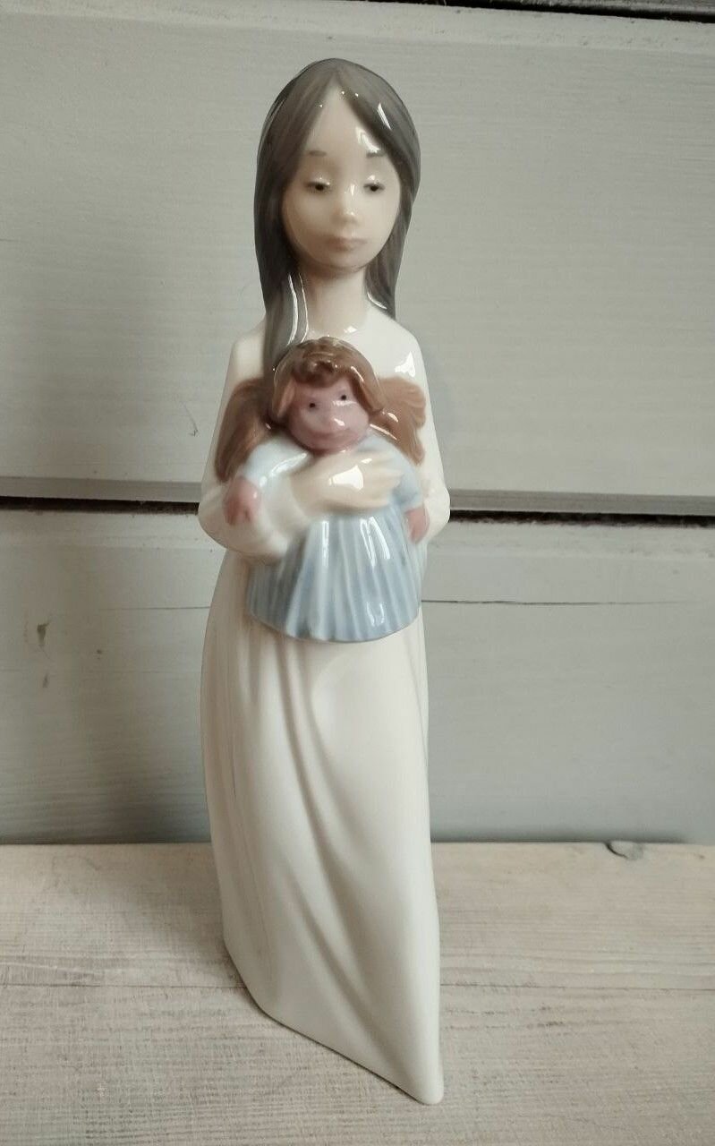 Винтажная фарфоровая статуэтка Испания Lladro NAO New Doll Девочка с куклой