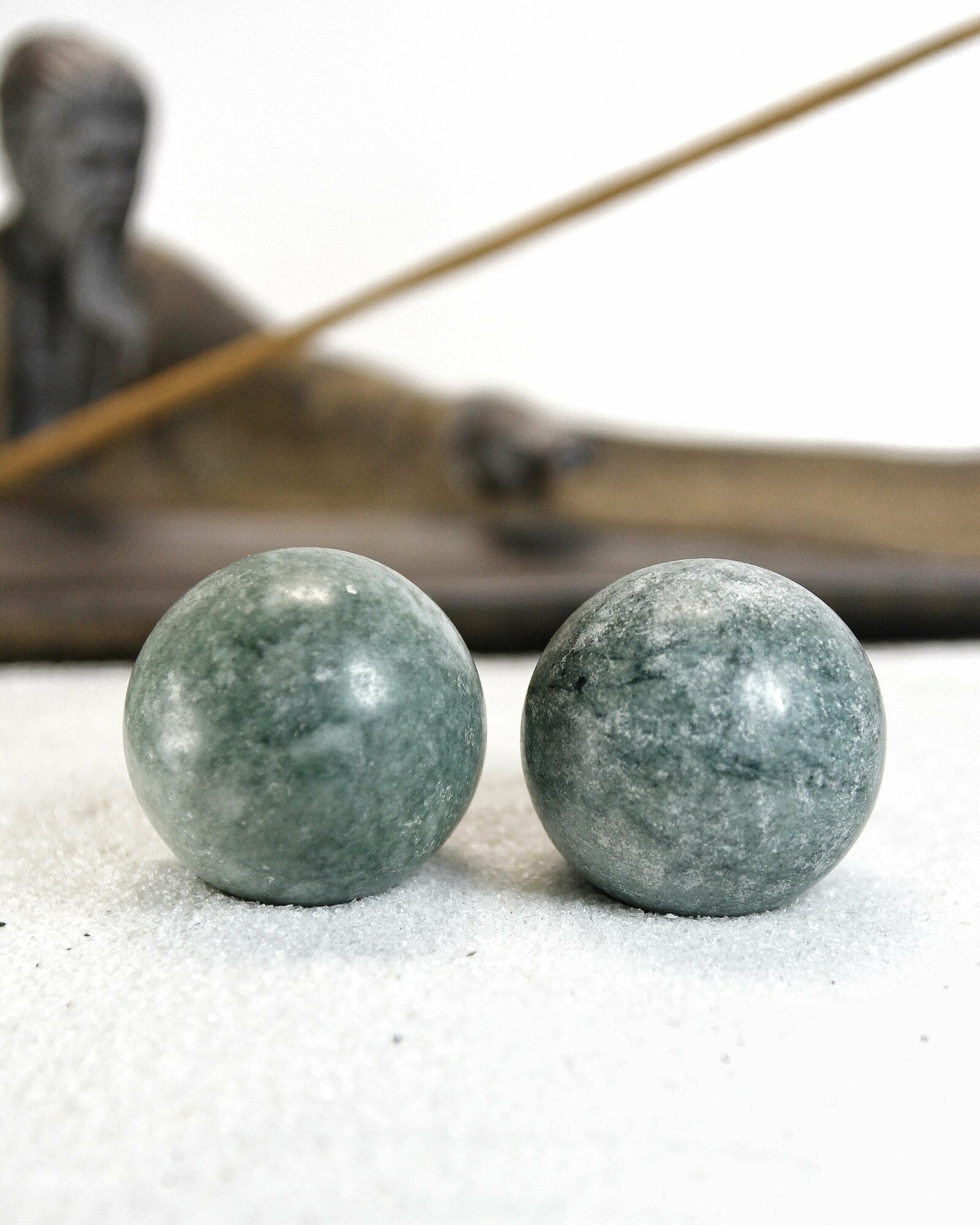 Массажные шары Баодинг - диаметр 35 мм, натуральный камень, цвет зеленый, 2 шт - для стоунтерапии, здоровья и антистресса