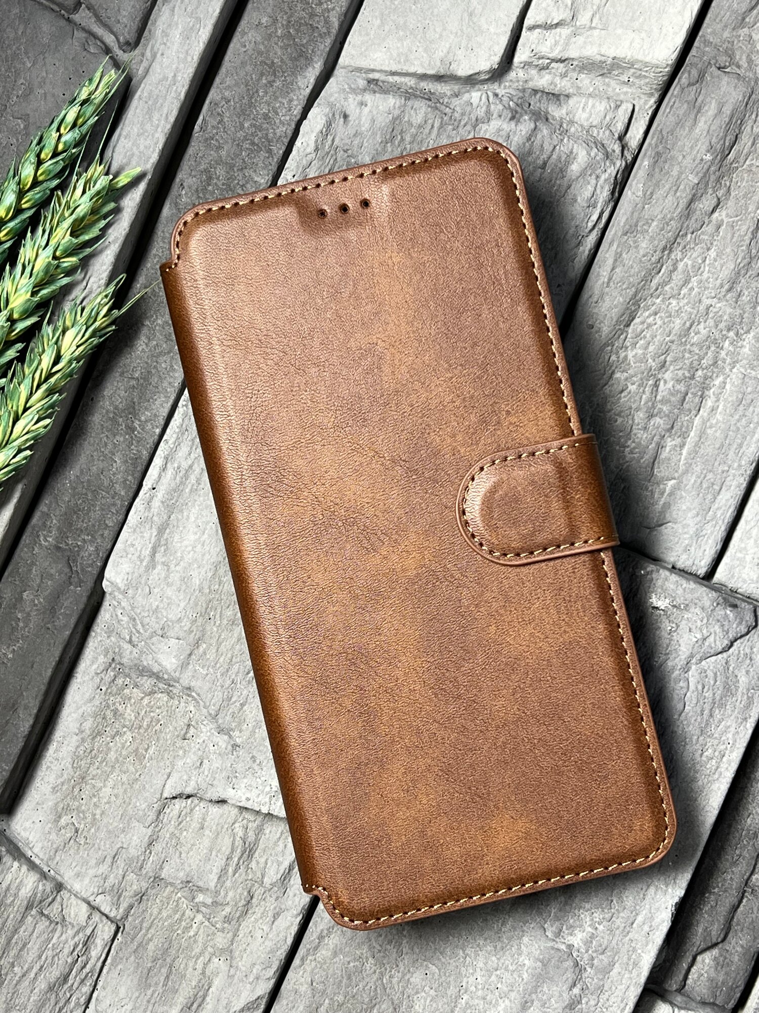 Чехол книжка для Xiaomi Redmi Note 13 4G кожаный с магнитной застежкой / Редми Ноут 13 4Джи с хлястиком/ flip чехол с функцией подставки, коричневый