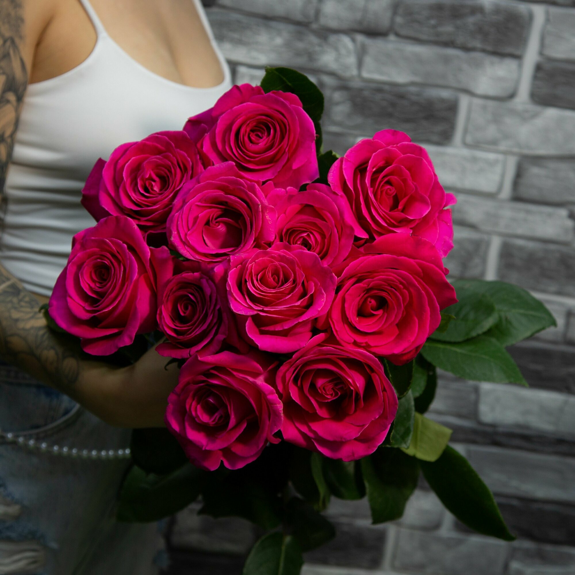 Цветы живые букет 11 роз Эквадор 60см с атласной лентой