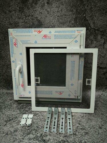 Изображение товара Окно пвх 45*45 см правое с сеткой. Гребёнка проветривания и монтажные пластины в подарок!