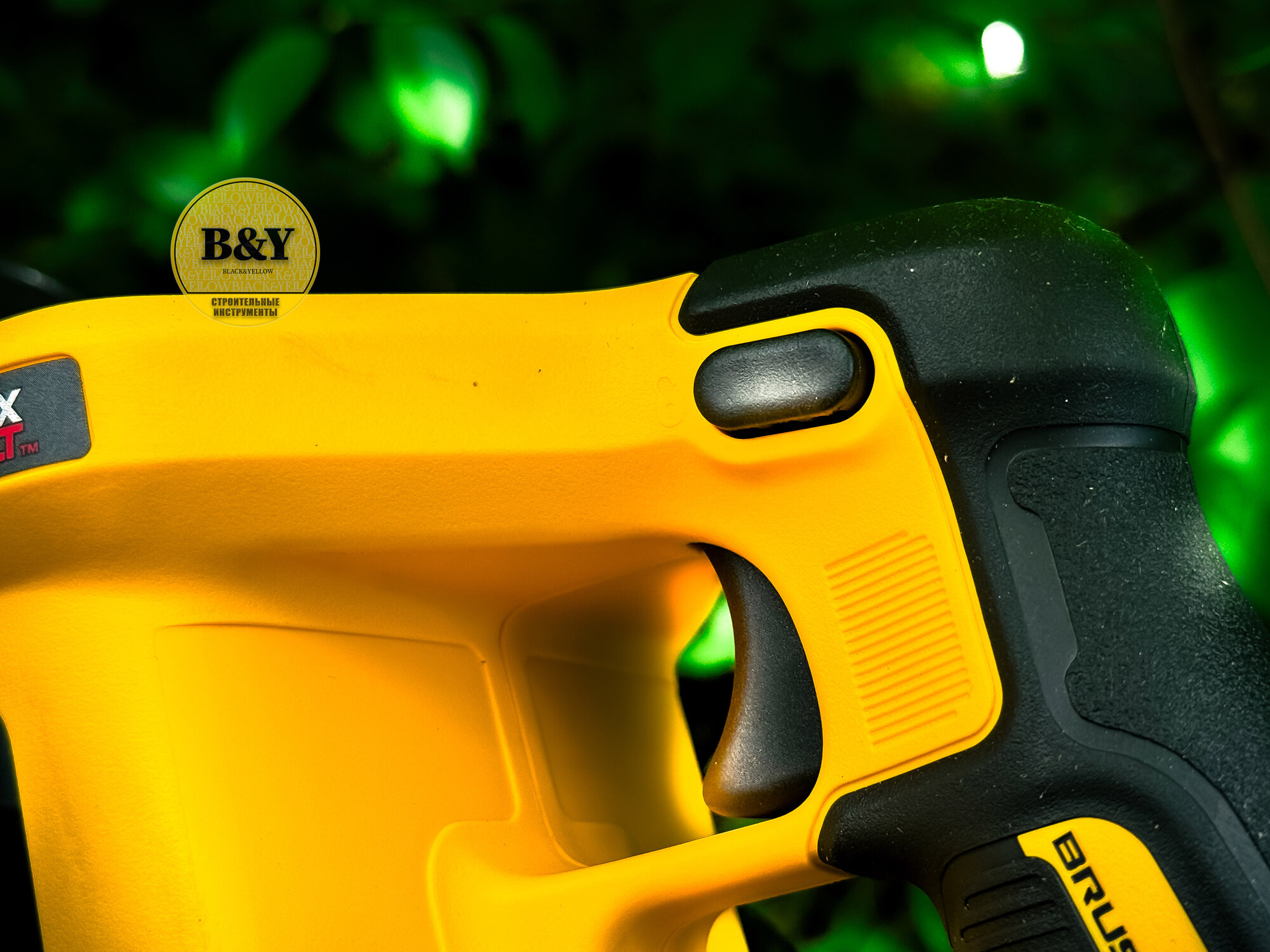 Пила дисковая аккумуляторная DeWalt DCS577N (без акк, без з/у) - фото №6