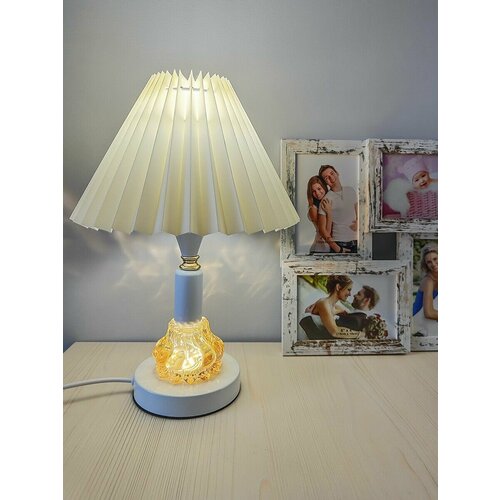 Настольный светильник на ножке с абажуром для украшения интерьера спальни и гостиной