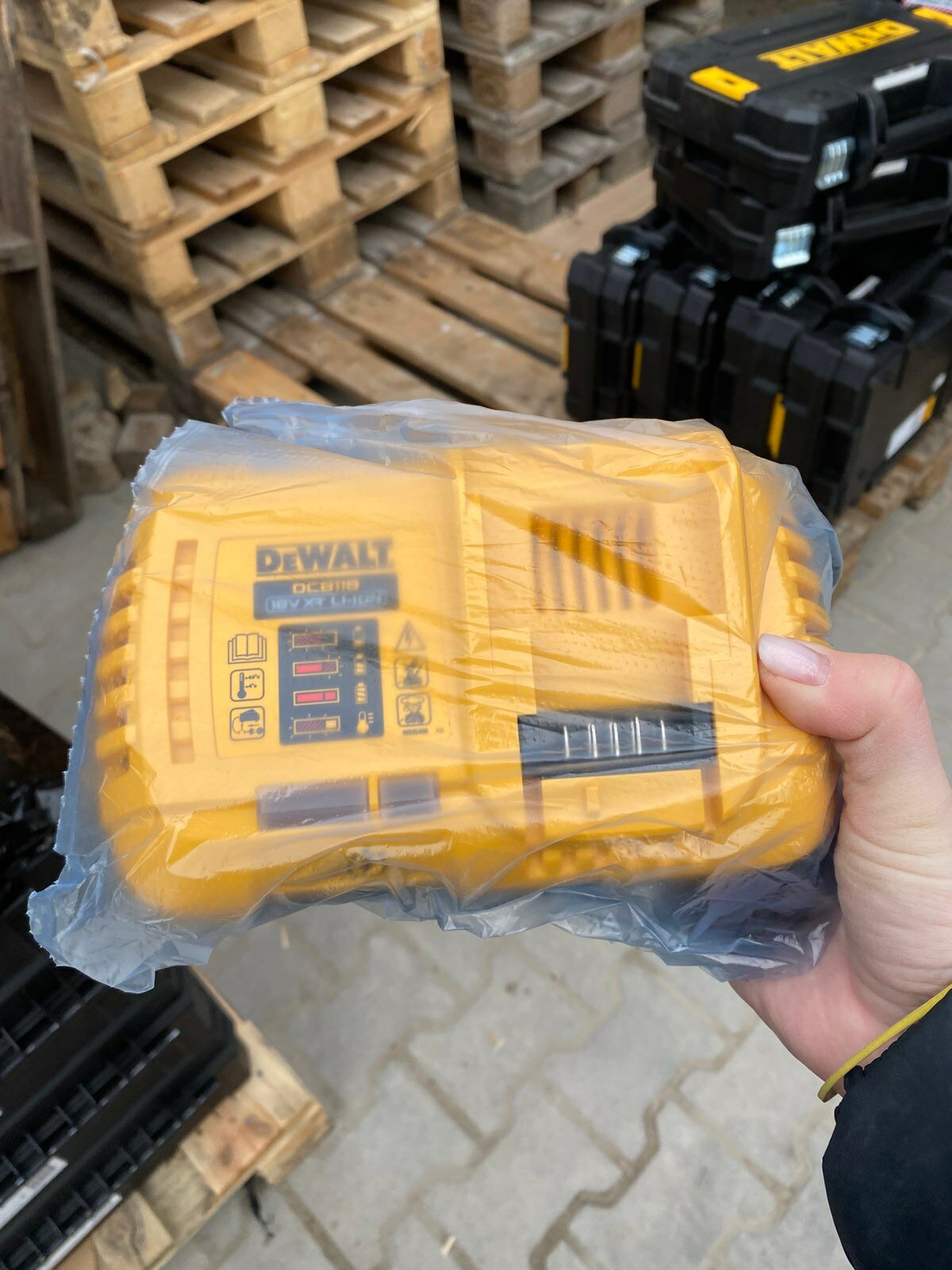 Быстрое зарядное устройство DEWALT DCB118 18/54В 8А без коробки
