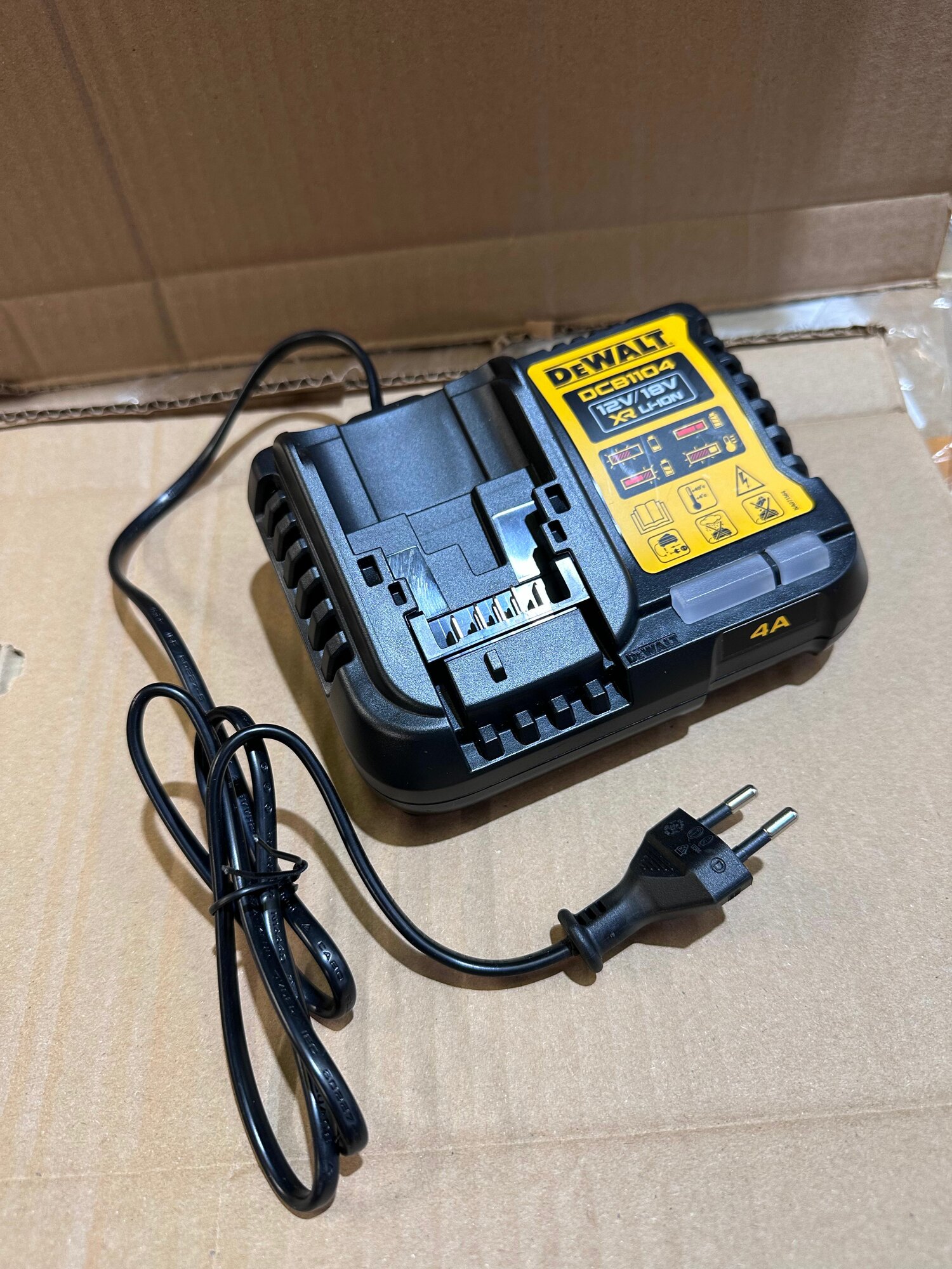 Зарядное устройство DeWALT DCB1104 18 В