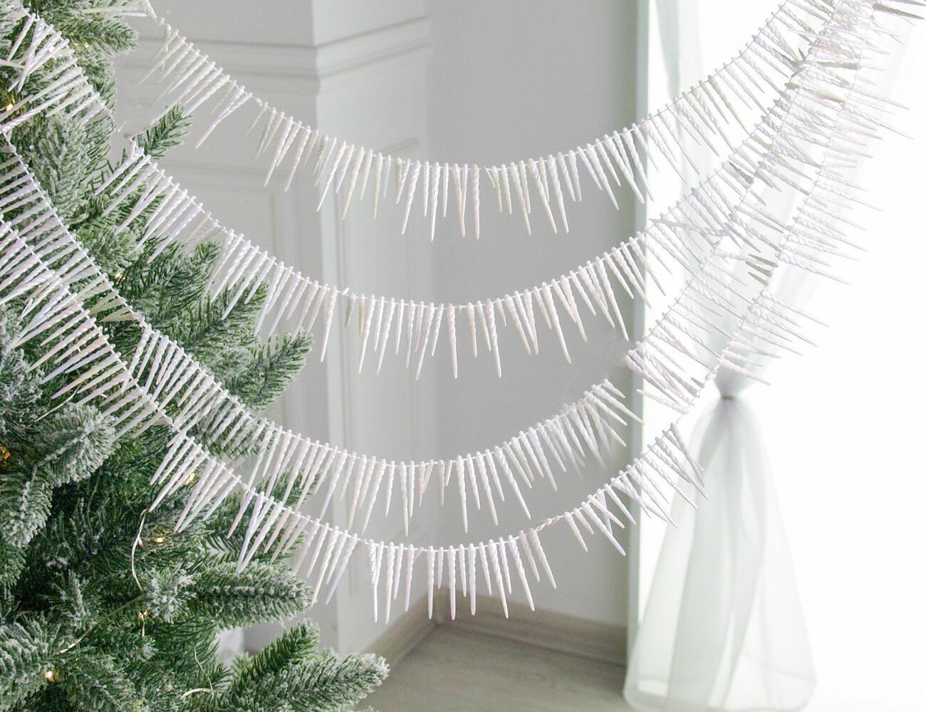 Бусы на ёлку надель пластик белые радужные 270 см Winter Deco 1001146