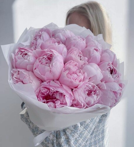 Изображение товара Монобукет из нежных пионов светло-розового цвета с ярким ароматом от FlowersGo
