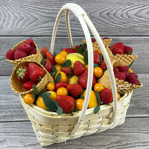 Ягодное лукошко «Летняя полянка» / Подарочный набор с ягодами учителю на Выпускной!