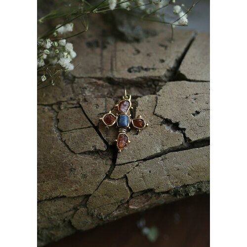 Славянский оберег, крестик Братья Глазуновы Крестообразный кулон, желтое золото, серебро, 925 проба, золочение, гранат, сапфир, размер 3.2 см., золотистый, коричневый