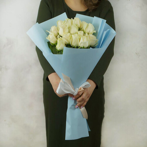 Изображение товара Букет живых цветов из 15 белых роз в упаковке 60см от Букет Маркет