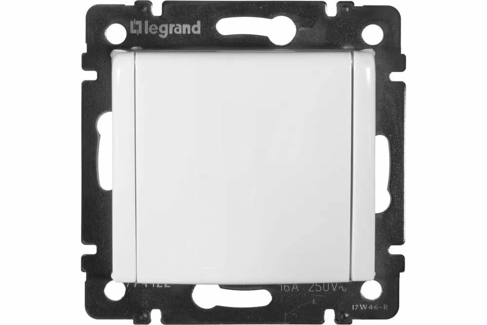 Розетка с Крышкой и защитными шторками Legrand Valena Белая 774422 1шт