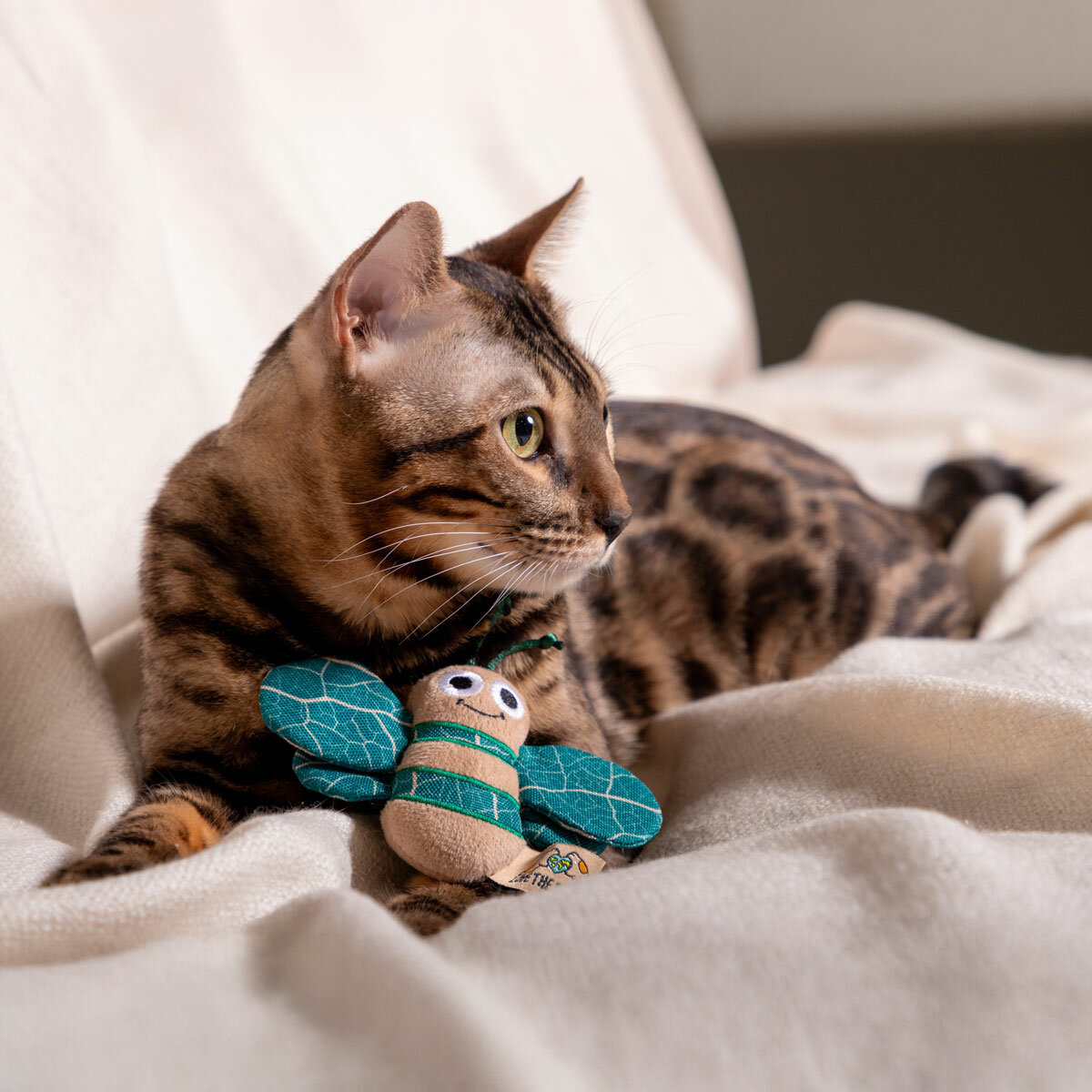 Игрушка для кошек  Необыкновенный шмель   12см  Triol серия LOVE THE PLANET