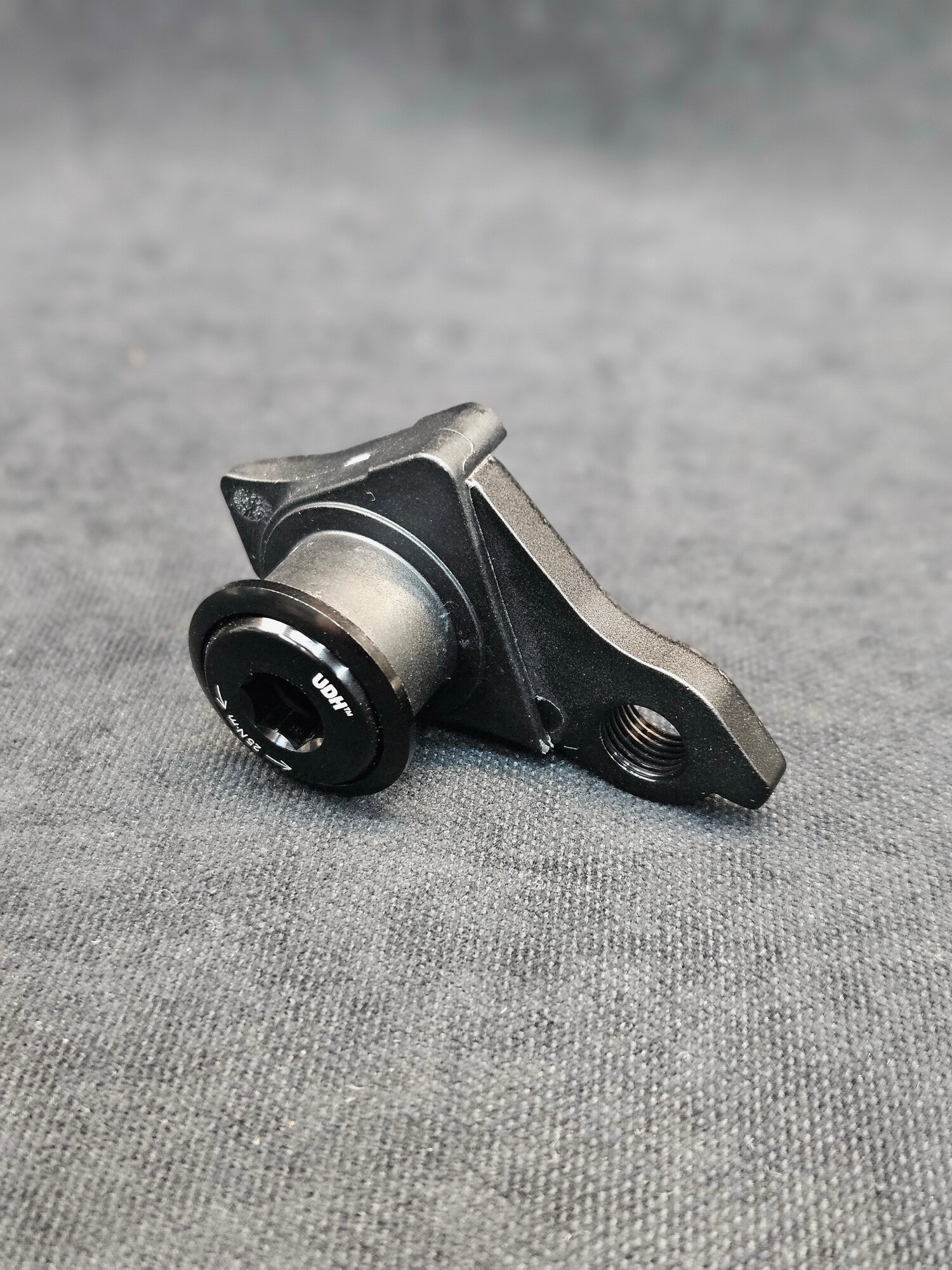 Кронштейн заднего переключателя (петух) SRAM UDH (Universal Derailleur Hanger), шаг резьбы для оси - 1мм, черный
