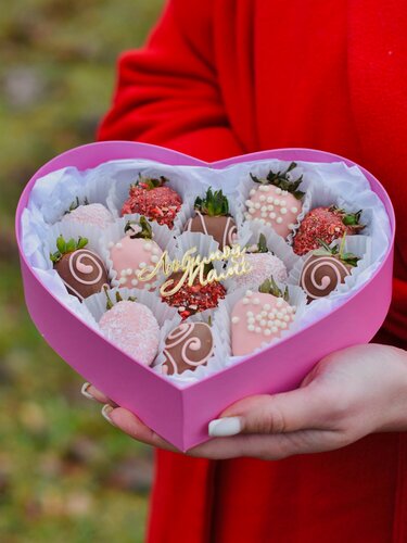 Изображение товара Клубника в шоколаде "Любимой маме", 14-18 шт с сублимированной малиной, вкусный и красивый подарок