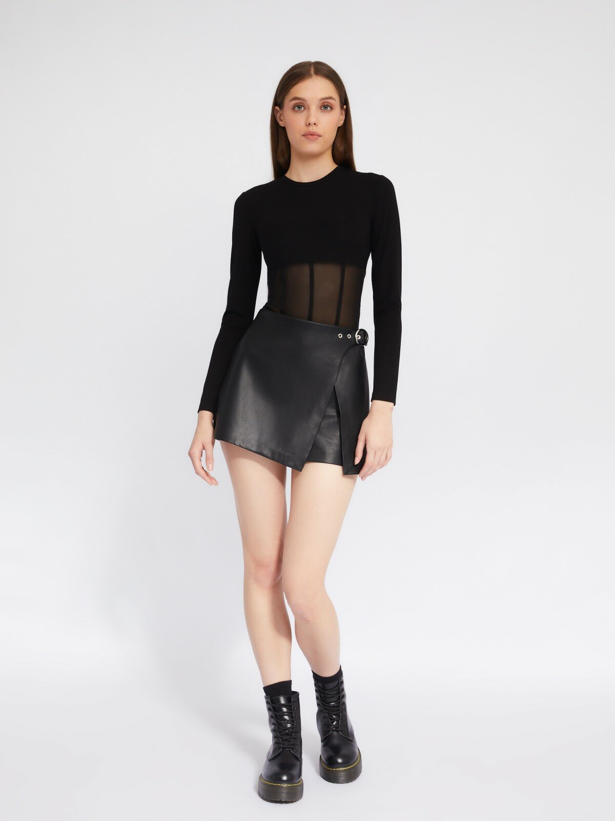 фото Юбка-шорты длины мини из экокожи с запахом, цвет Черный, размер XL