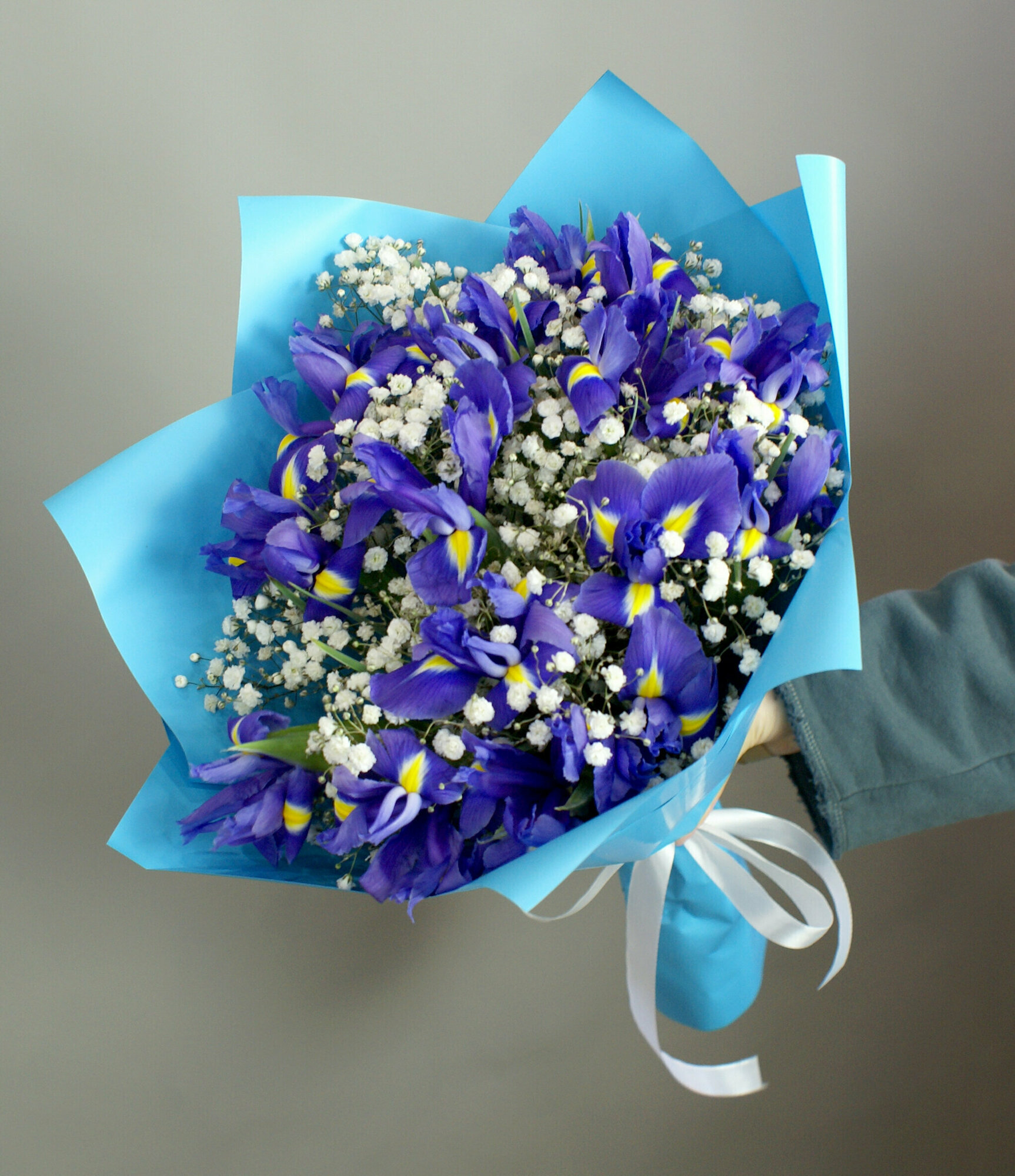 Букет из ириса 15 и гипсофил 2 штуки 
