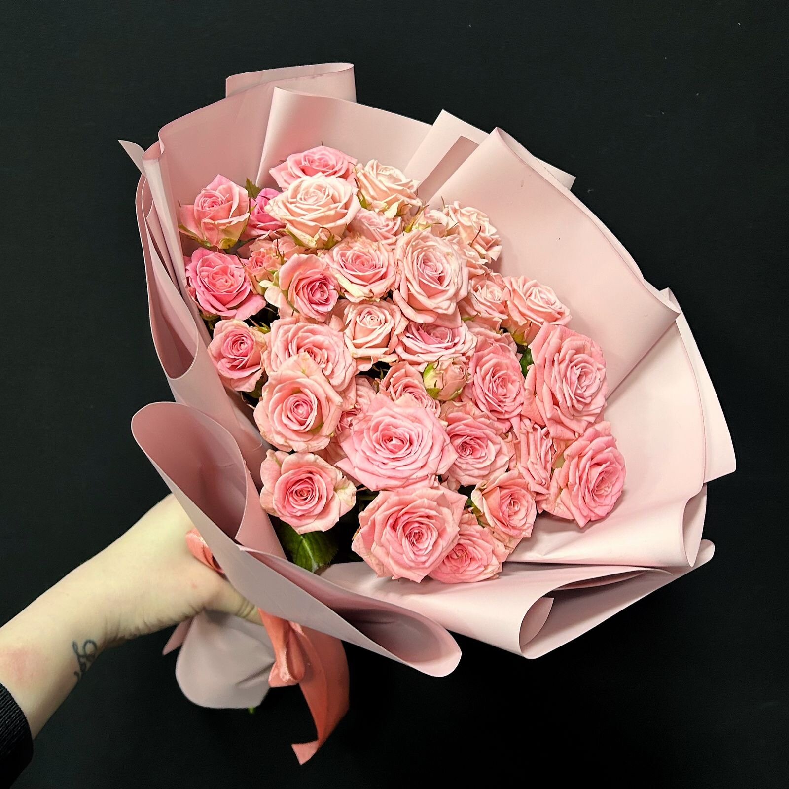 Букет из 9 персиково-розовых кустовых роз