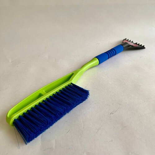 Щетка-скребок для снега 63,5 см. 