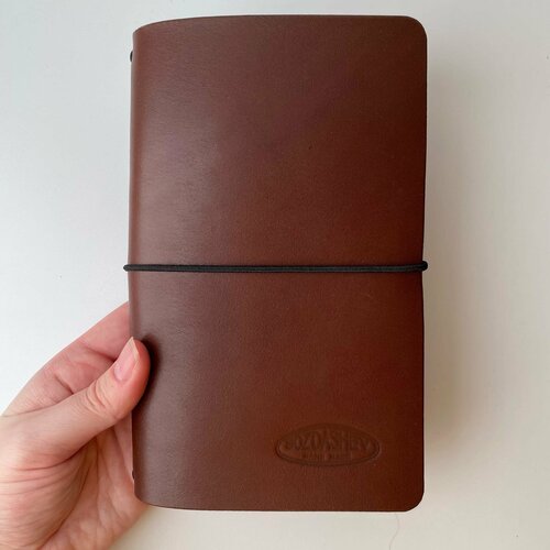 Авторская коричневая записная книжка А6 на резинке из плотной натуральной кожи / Кожаный блокнот ручной работы