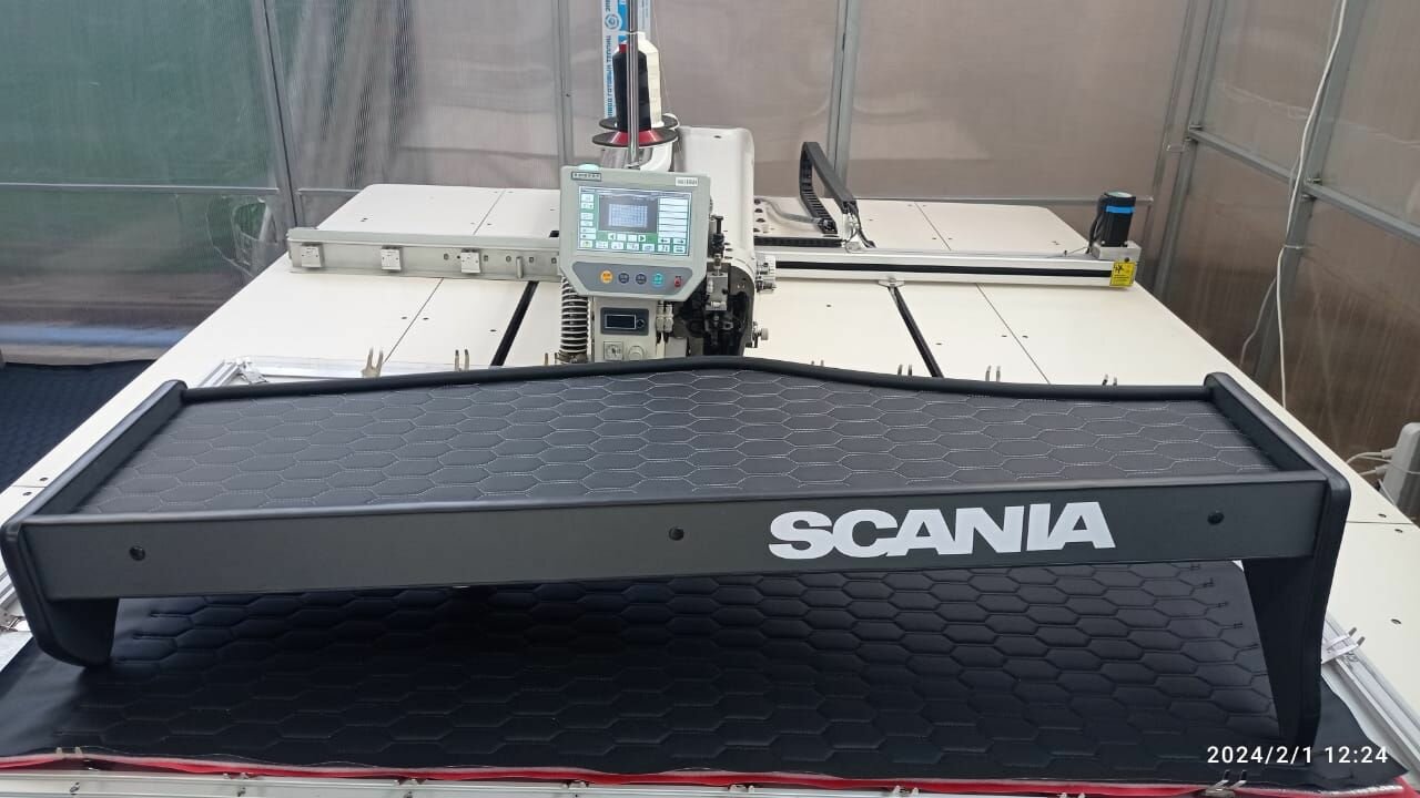 Полка в кабину с ящичком для грузовика Scania 4 (Скания 4) Чёрная экокожа Серые соты