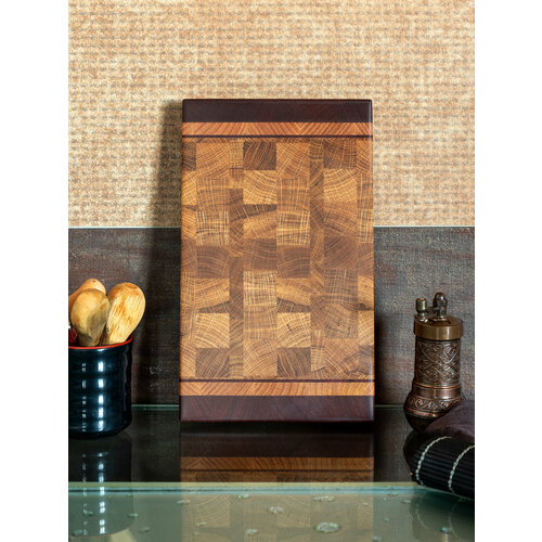 Торцевая разделочная доска SBwooD из массива дуба с боковыми рамками из красного дерева 25*15*2.5см