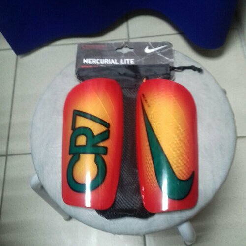 фото Детские nike ronaldo размер на 8-10 лет футбольные щитки для футбола защита ног оранжевые