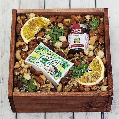 Подарочный набор с орехами и сухофруктами #730