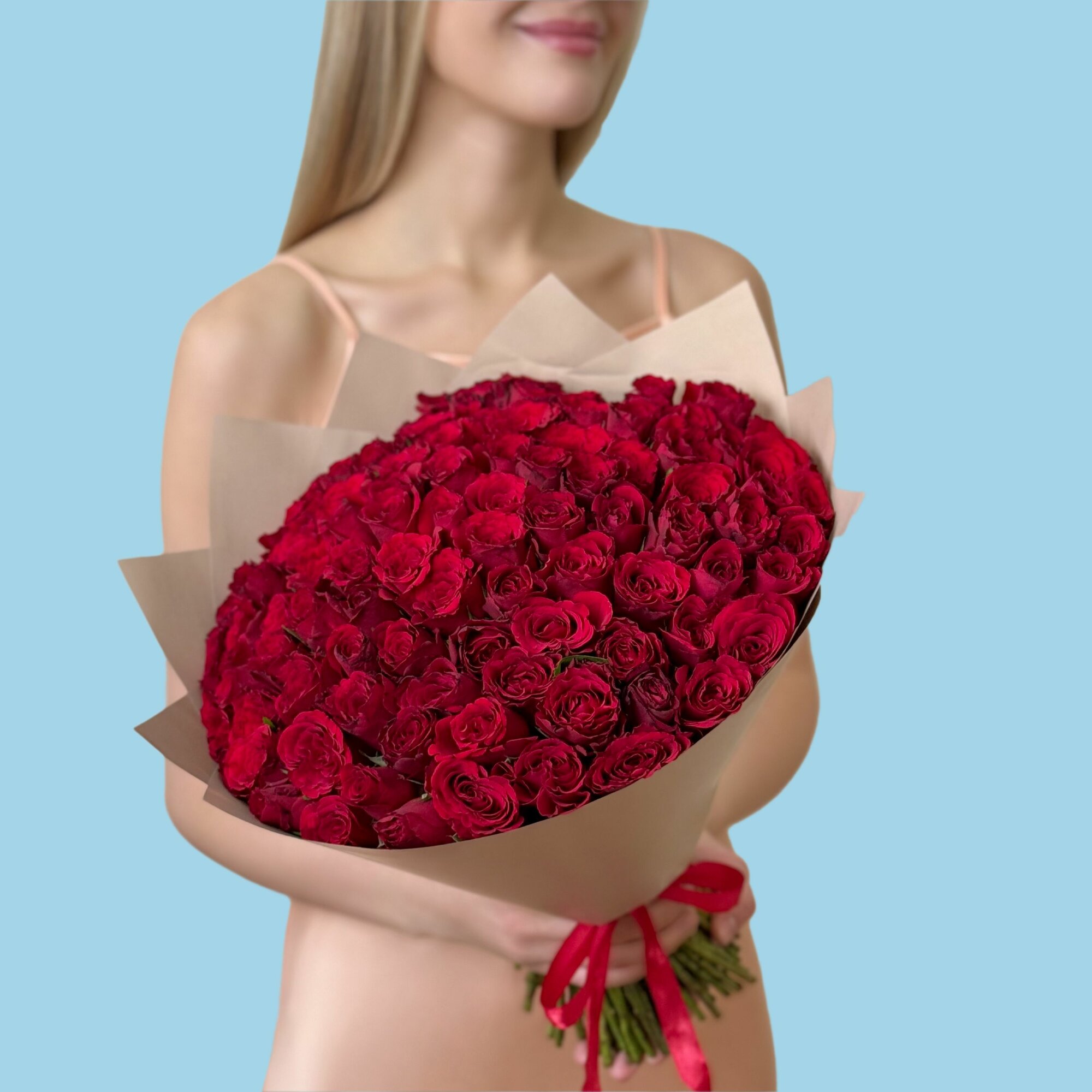 Букет живых цветов из 101 красной розы 35 см в упаковке с доставкой