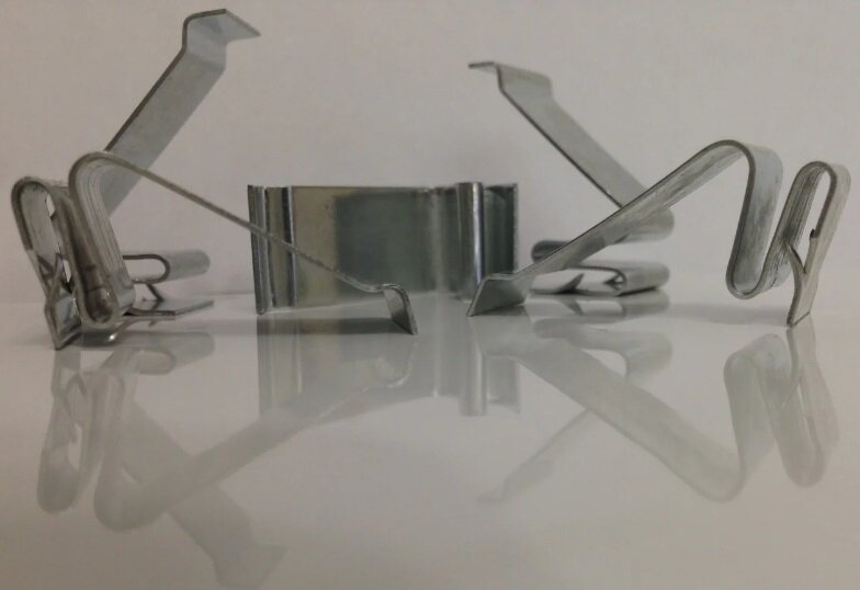 фото Держатель-клипса защелка для решеток алюминиевых