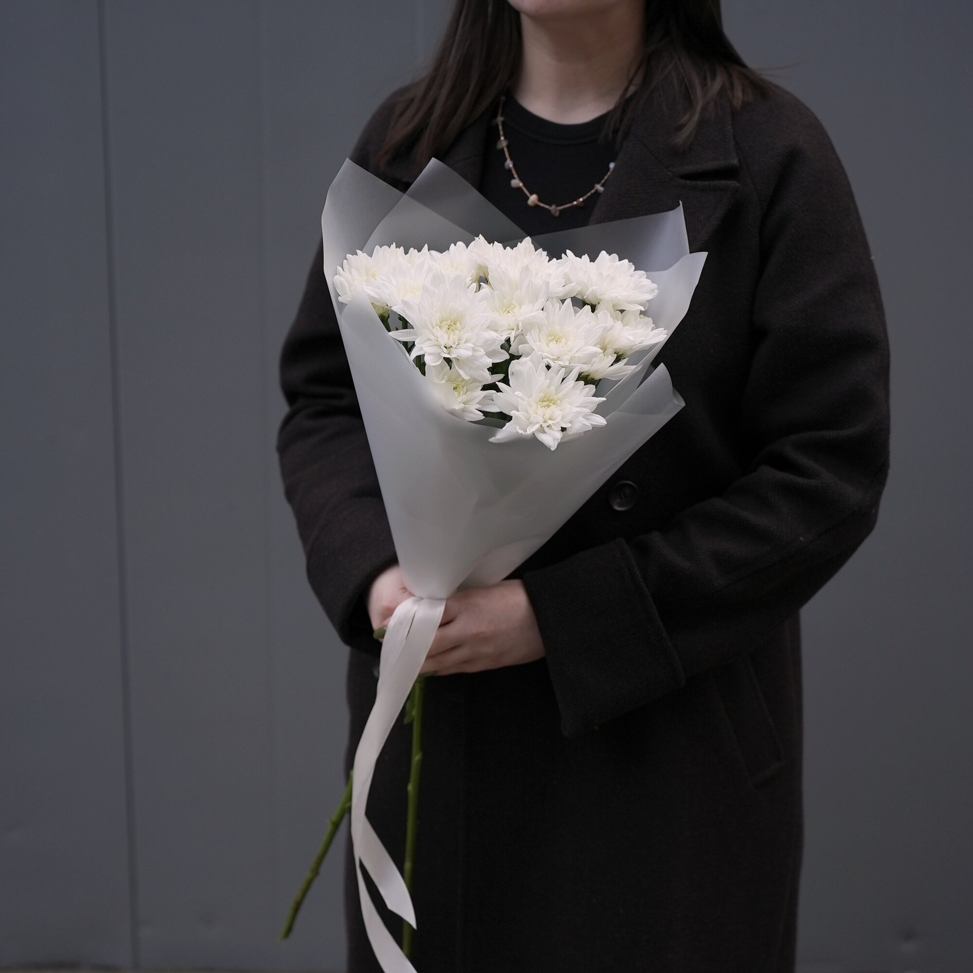 Букет-комплимент из трех кустовых хризантем «Балтика» белого