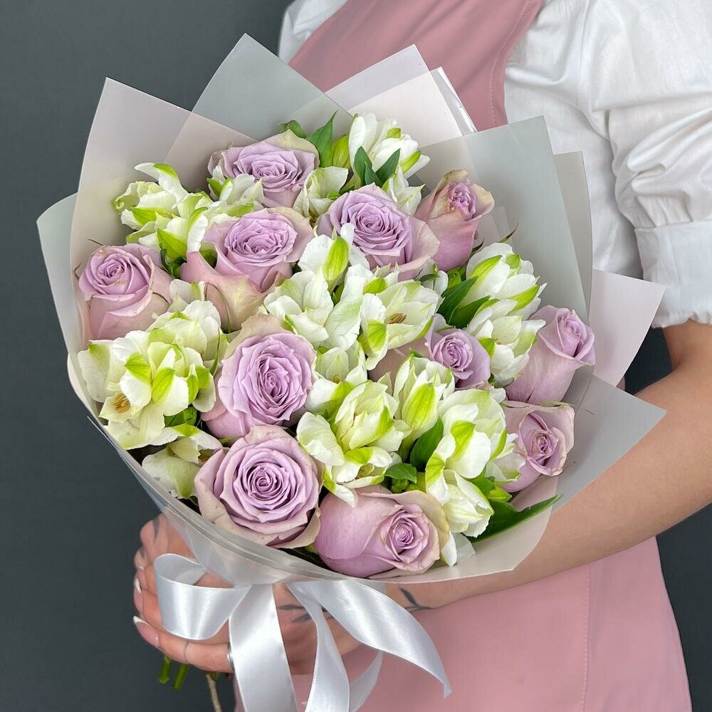 Букет из живых цветов. Фиолетовые Розы и белая Альстромерия