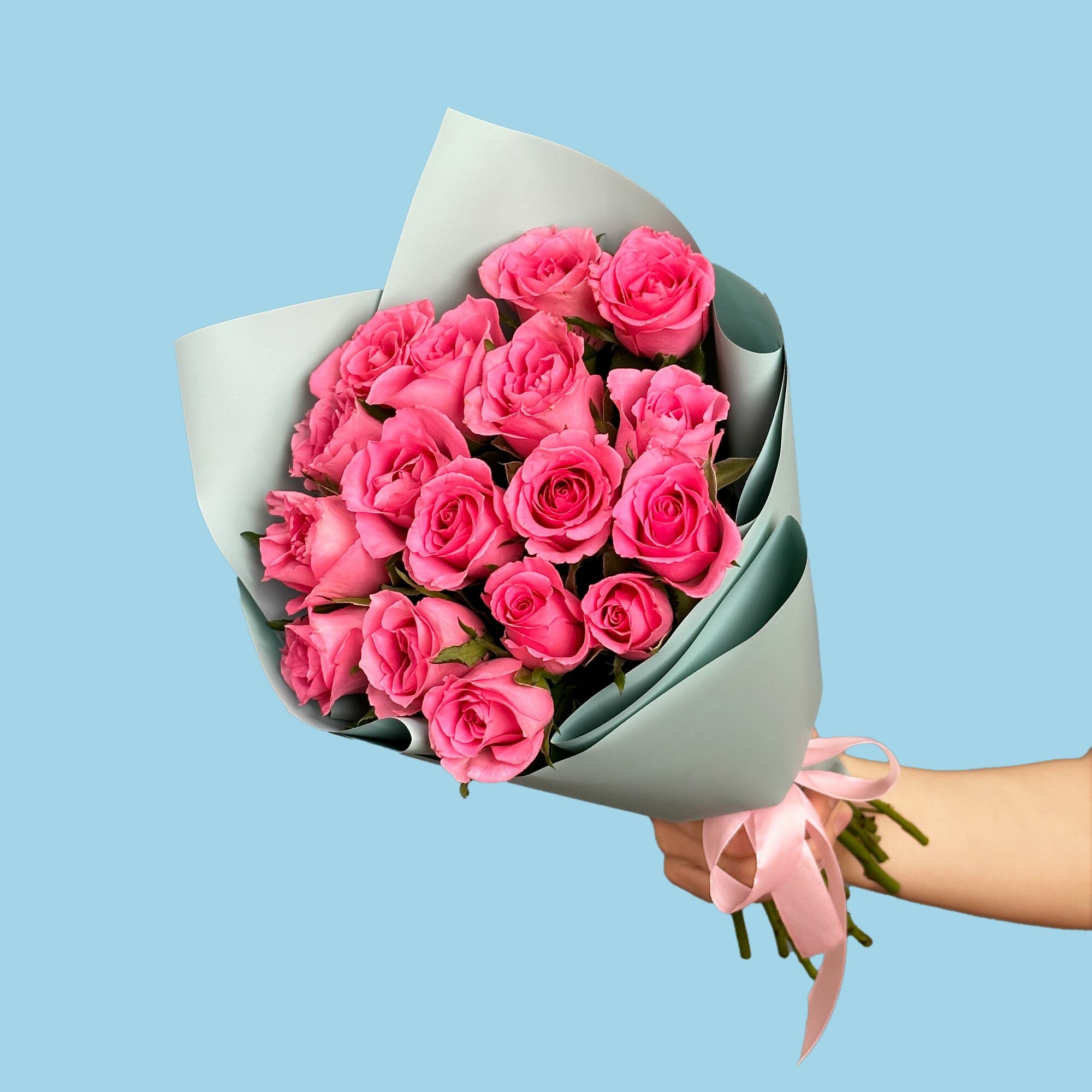 Букет живых цветов из 15 розовых роз 40 см в пленке с доставкой