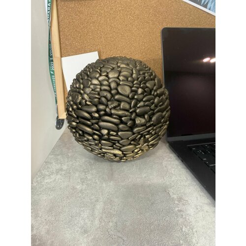 Шар из черноморской гальки 17см Garden Ninja декоративный, ручная работа, золотой