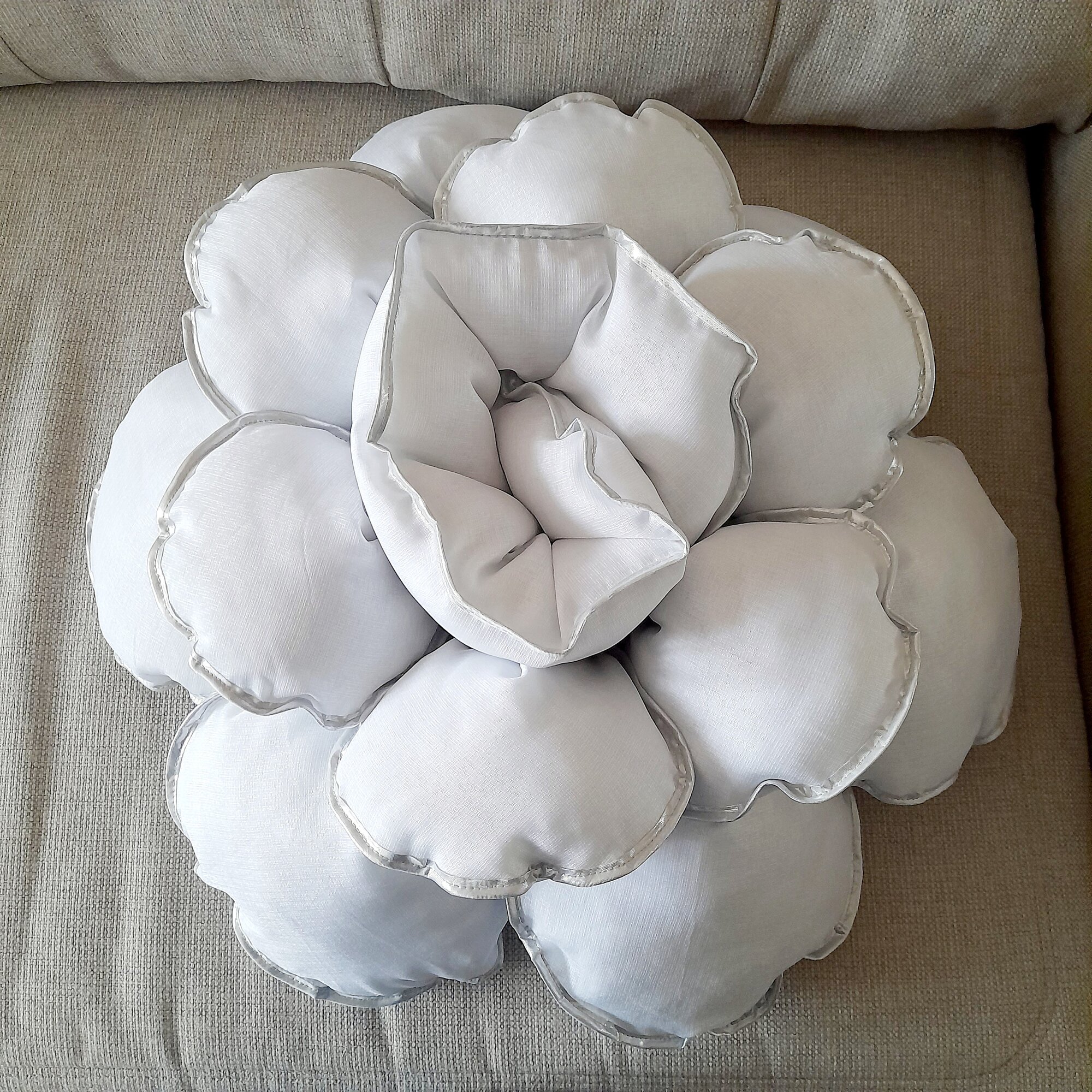 Подушка декоративная цветок ИТлира на диван кровать 60*60 см цвет белый