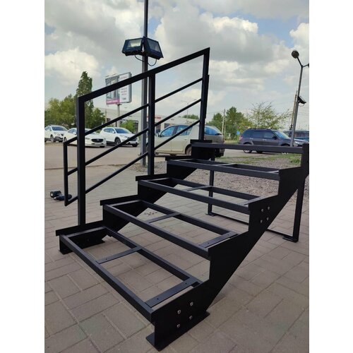 Лестница-крыльцо 5 ступеней, без ступеней ДПК, ограждение слева.