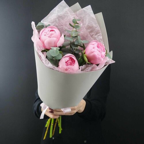 3 пиона Etched Salmon с веточками эвкалипта 3900₽