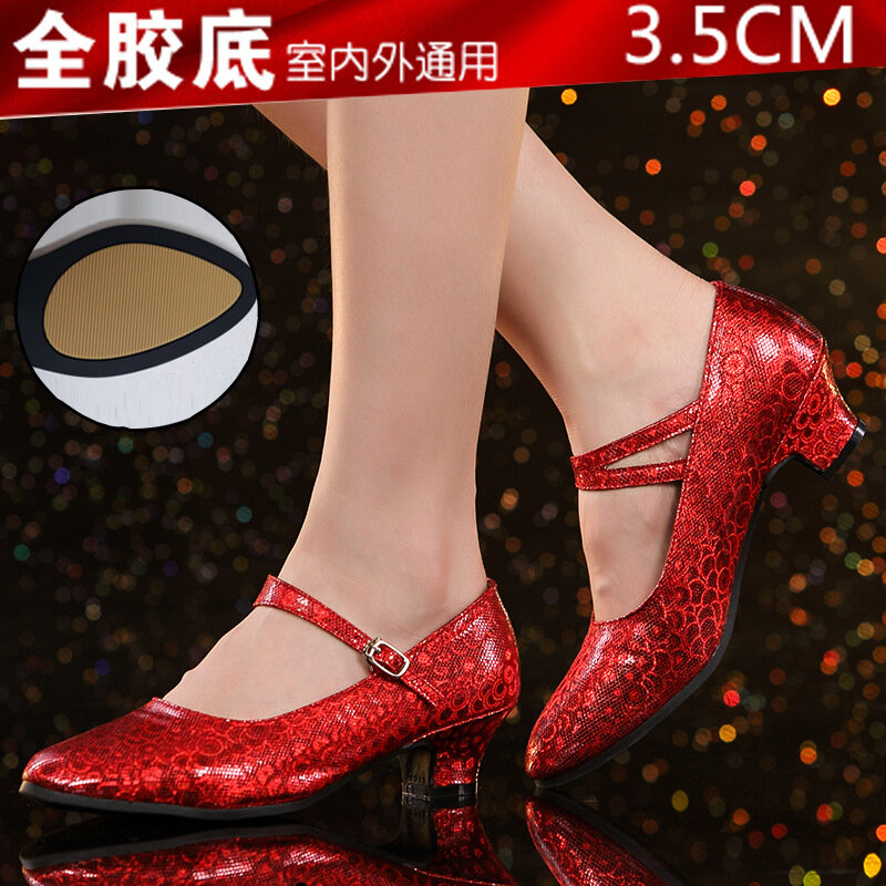 Спортивные туфли