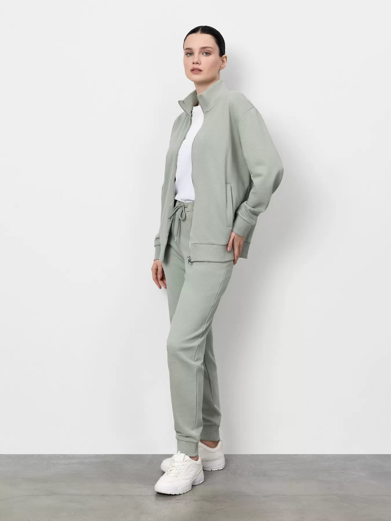 Брюки спортивные JUST CLOTHES Светло-зеленый. Декор термологотип. Карманы спереди 2 б/заст, сзади нет. Пояс резинка+утяг шнурок. Д, размер S, зелёный