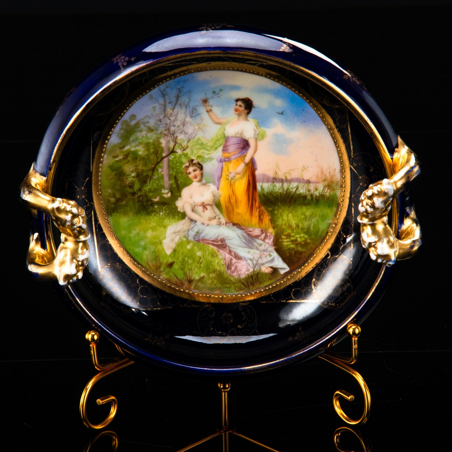 Конфетница с изображением двух девушек на прогулке в стиле Royal Vienna фарфор