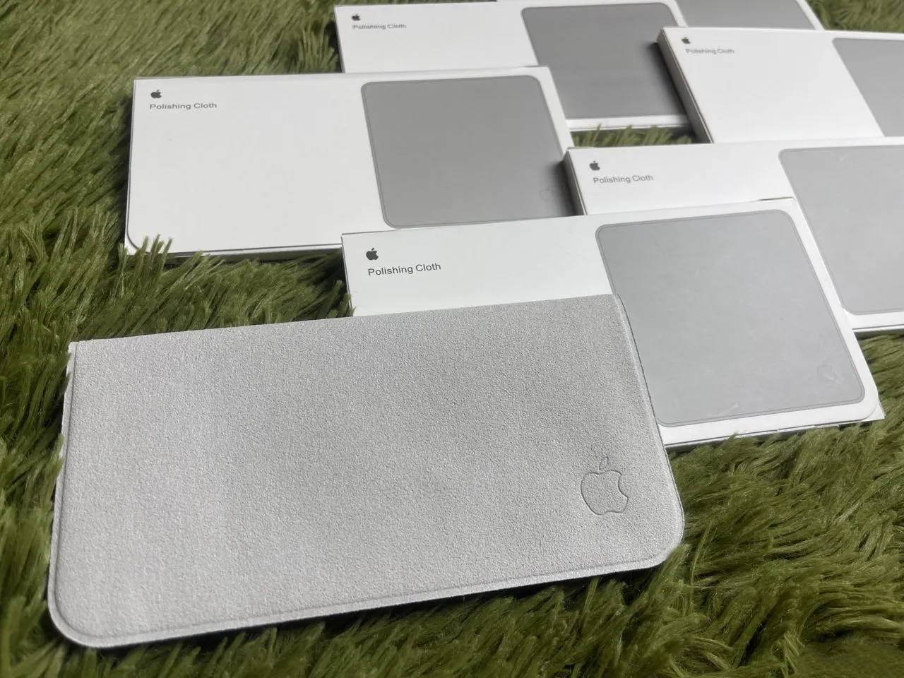 Чистящая салфетка Polishing Cloth для дисплея Apple. Iphone, MacBook, Apple Watc, iMac, подходит для мониторов других марок. — фото 2
