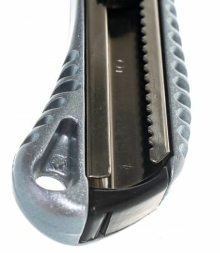 Нож малярный, металлический корпус GROSSMEISTER 008001007, выдвижное лезвие, сталь, длина 18 см — фото 1