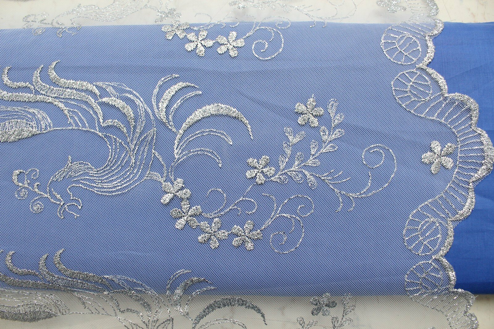 Ткань Вышивка серебром на фатине белого цвета с грифонами, кайма, ш138см, 0,5 м