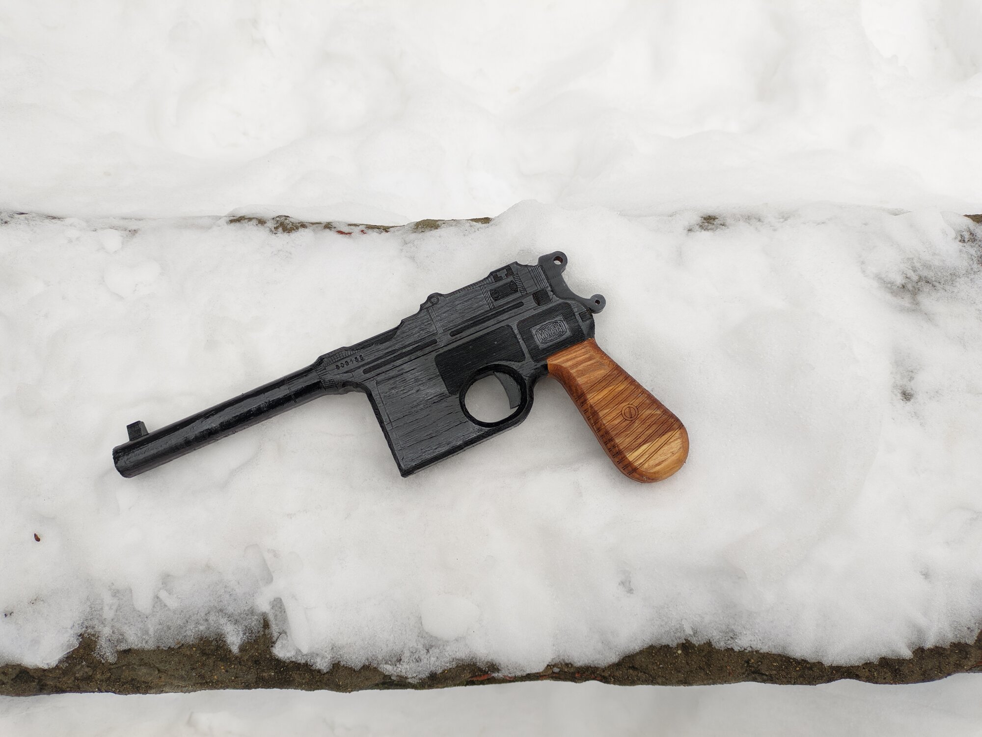 Игрушечный пистолет Маузер из дерева, окрашенный