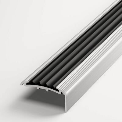 Изображение товара Угловая противоскользящая накладка на ступени Лука ПУ 71, 40х20 мм, длина 2,7 м, алюминиевая без покрытия 00, вставка из ПВХ черная 470