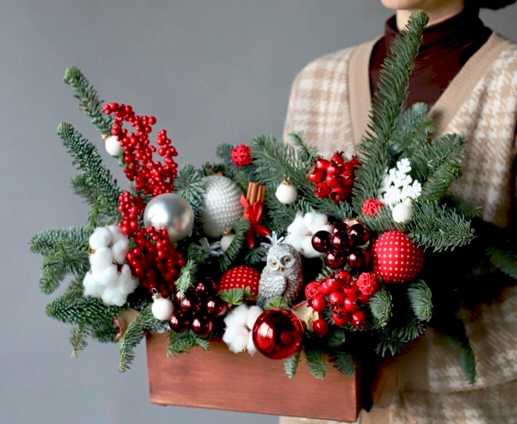 Композиция в ящичке из живой ели со свечами M