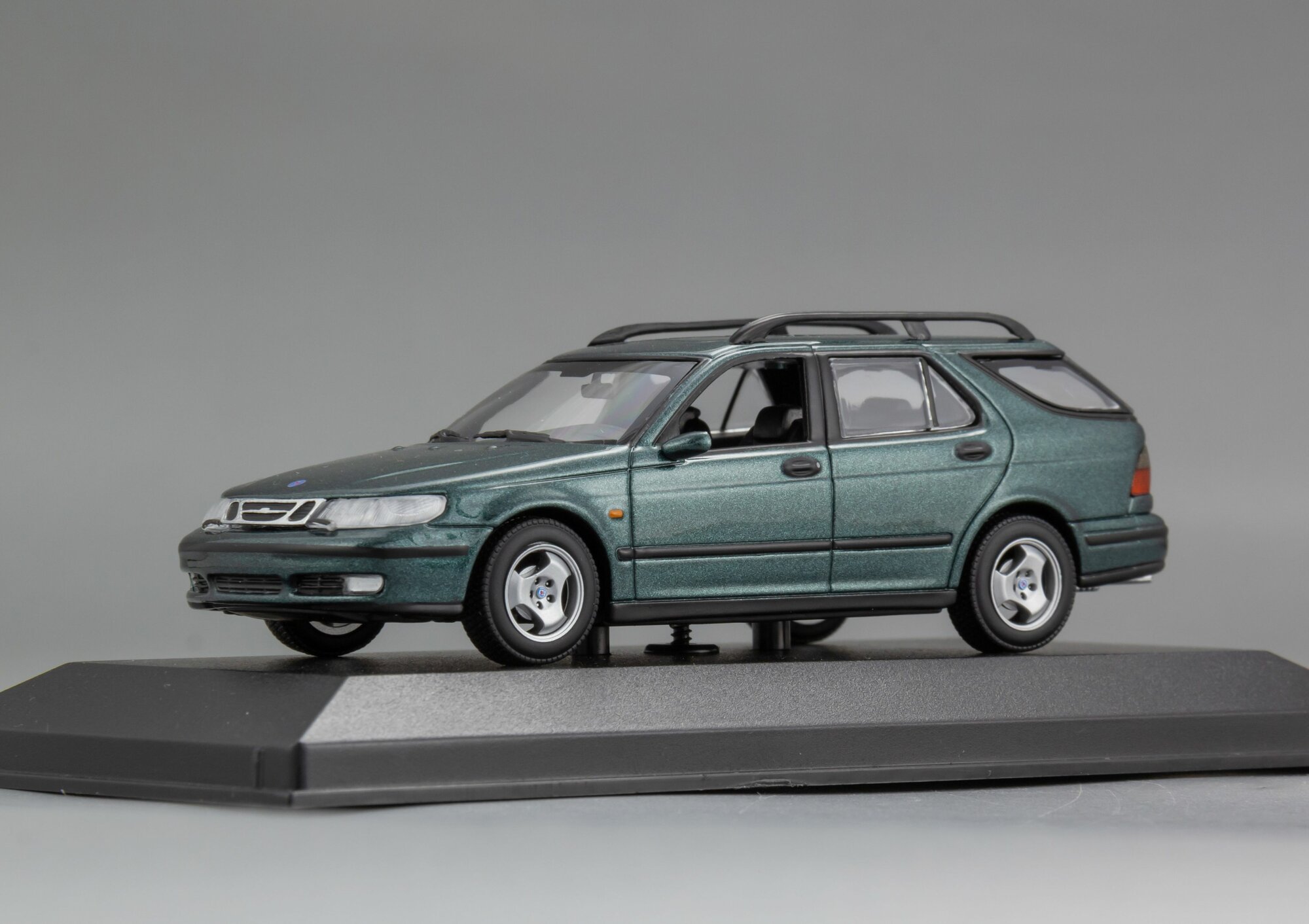 Коллекционная масштабная модель 1:43 SAAB 9-5 Break – 1999 от Maxichamps — фото 1